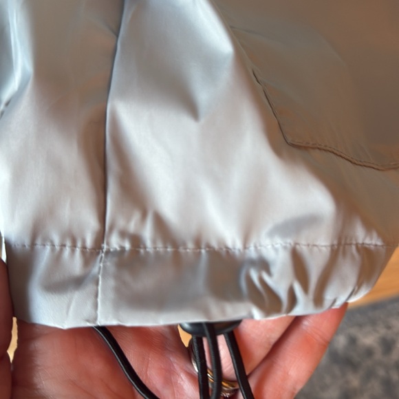 LN RAINCOAT SUOER LIGHTWEIGHT HOOD POCKETS BUNGEES TO ADJUST, SIZE MEDIUM - Picture 10 of 17